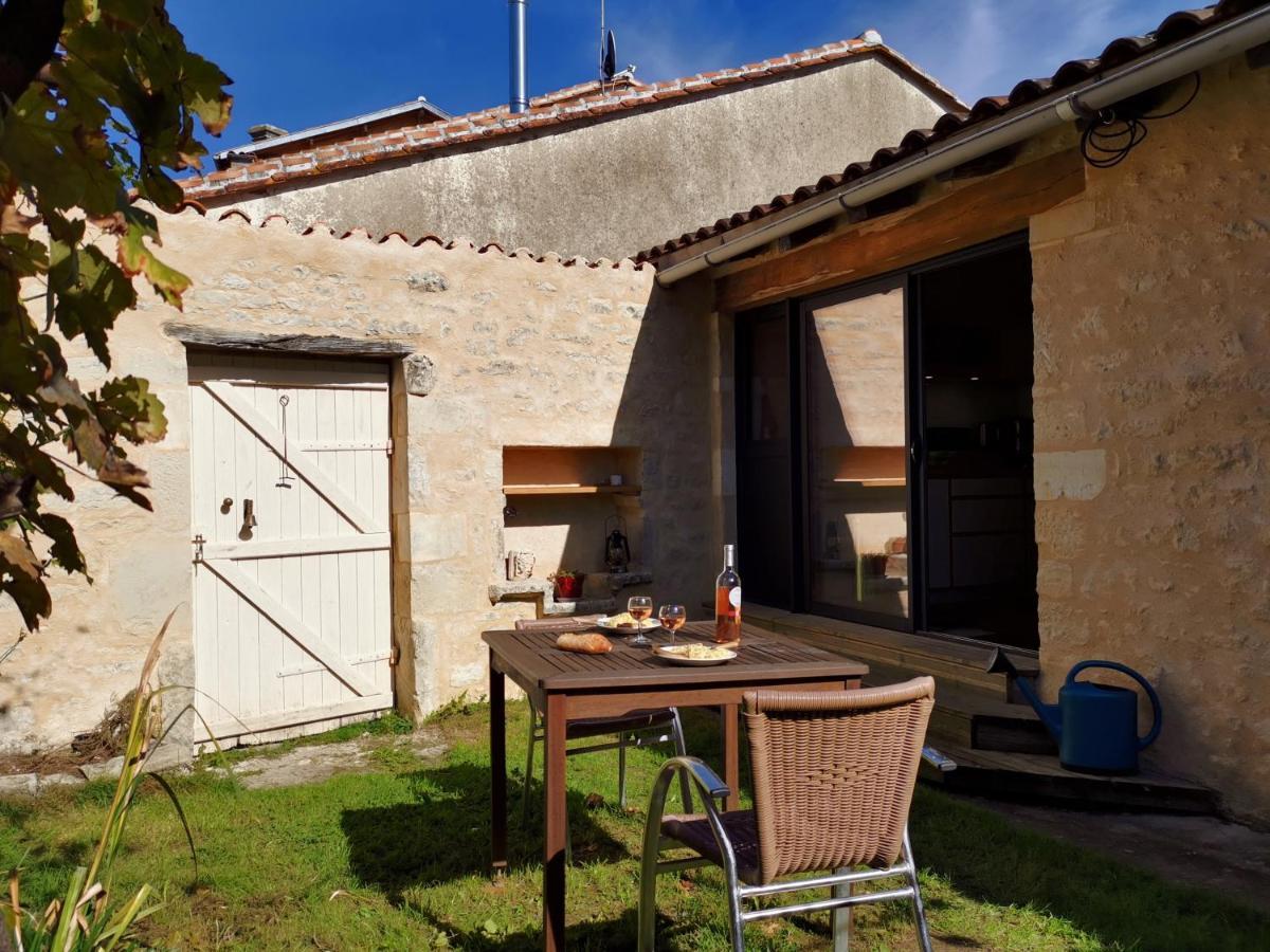 La Maison De Thomas Villa Saint-Amant-de-Boixe Exterior photo