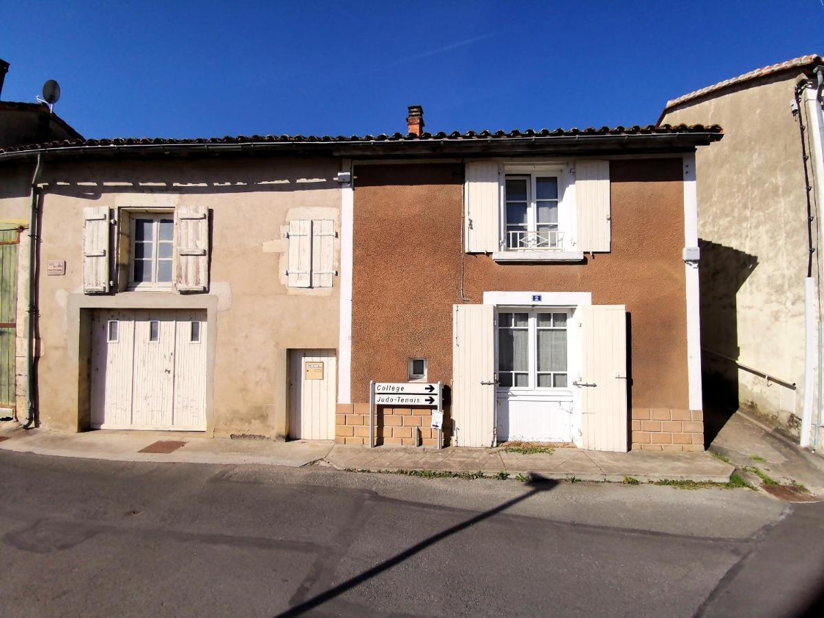 La Maison De Thomas Villa Saint-Amant-de-Boixe Exterior photo