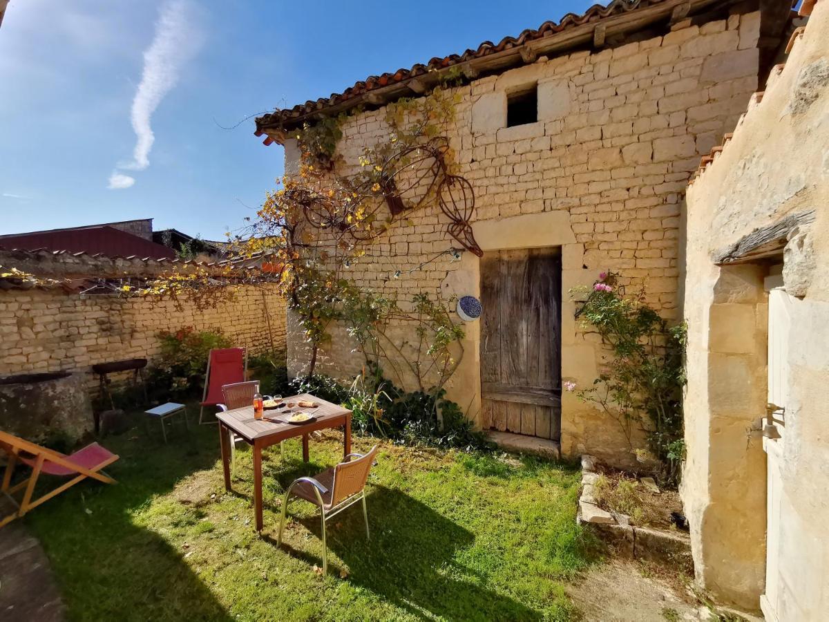 La Maison De Thomas Villa Saint-Amant-de-Boixe Exterior photo