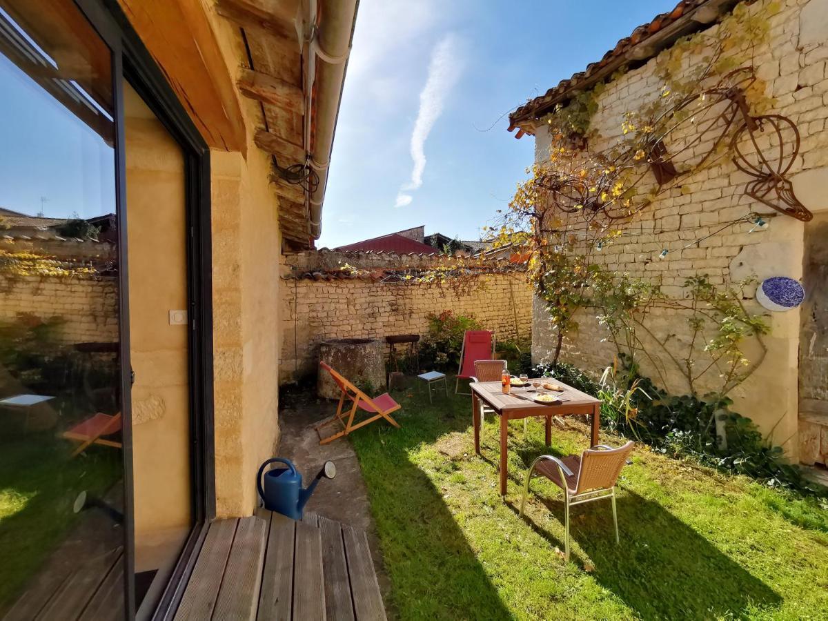 La Maison De Thomas Villa Saint-Amant-de-Boixe Exterior photo