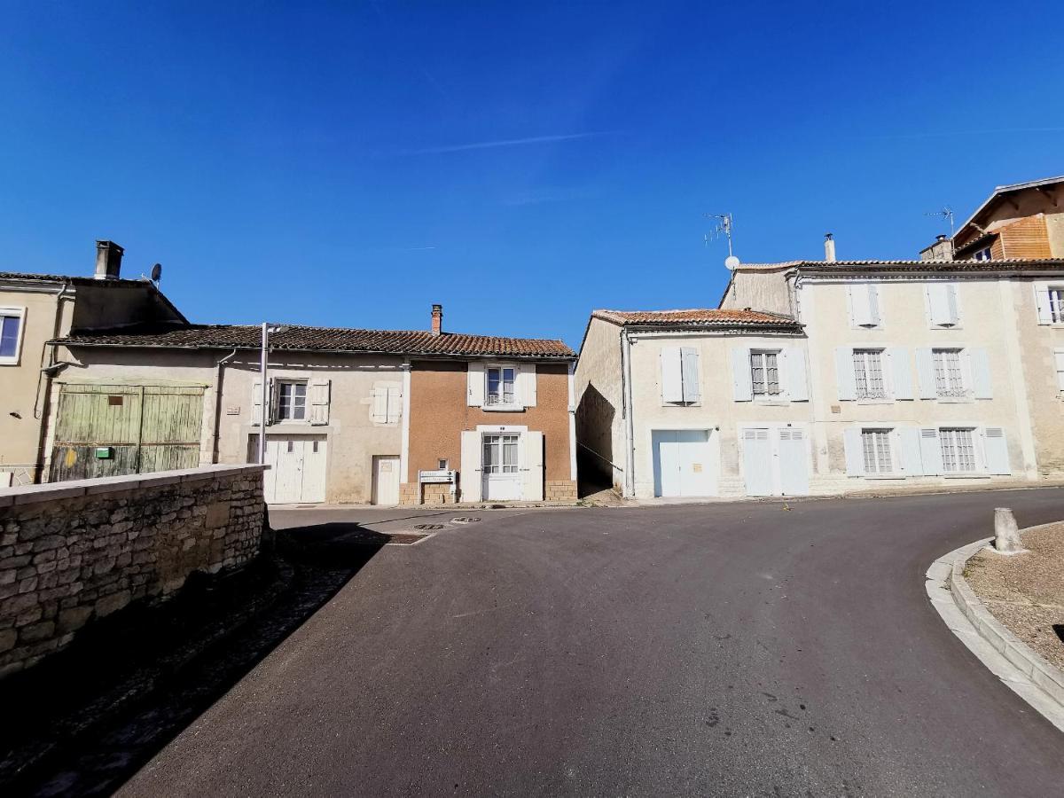 La Maison De Thomas Villa Saint-Amant-de-Boixe Exterior photo