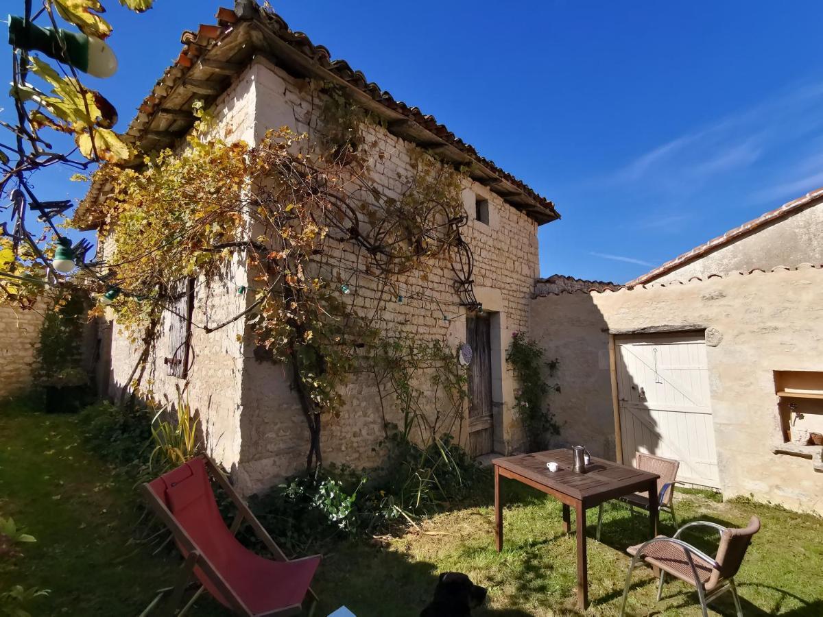 La Maison De Thomas Villa Saint-Amant-de-Boixe Exterior photo