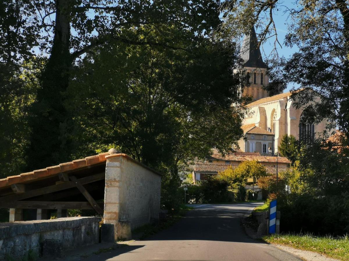 La Maison De Thomas Villa Saint-Amant-de-Boixe Exterior photo