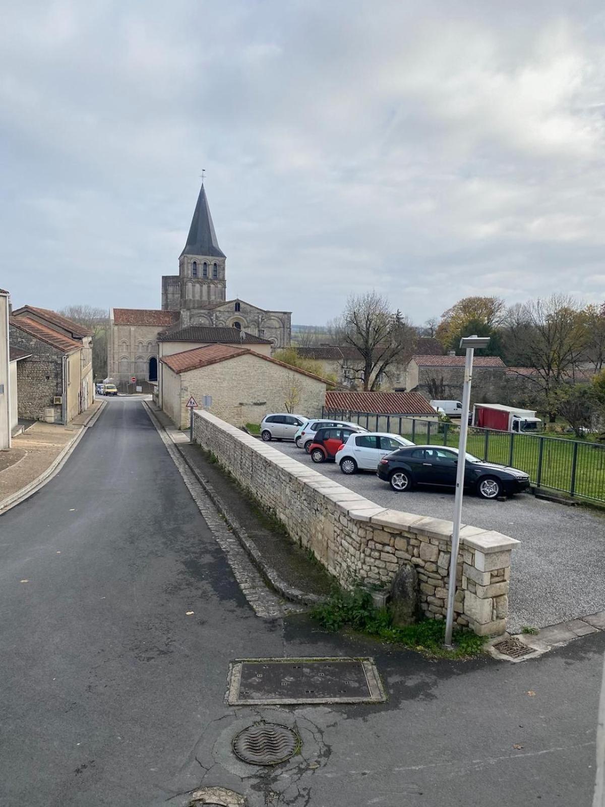 La Maison De Thomas Villa Saint-Amant-de-Boixe Exterior photo